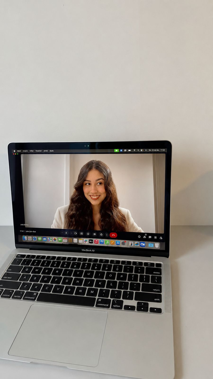Registro de uma videochamada em um notebook, com uma profissional na tela
